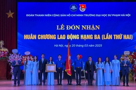 Đoàn thanh niên Cộng sản Hồ Chí Minh Trường đại học Sư phạm Hà Nội đón nhận Huân chương Lao động hạng ba lần thứ hai. (Ảnh: THÚY QUỲNH)