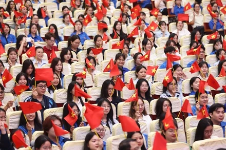 Chương trình là dịp để đoàn viên thanh niên Trường đại học Sư phạm Hà Nội ôn lại truyền thống lịch sử hào hùng của dân tộc. (Ảnh: THANH TÙNG)