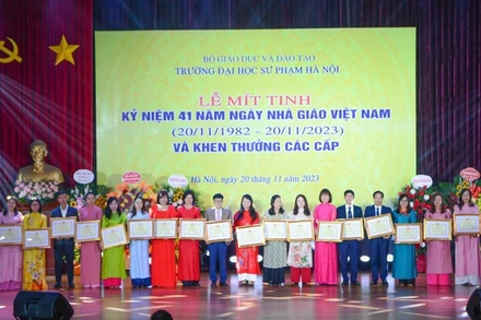 Giáo sư, Tiến sĩ Nguyễn Văn Minh trao tặng Bằng khen của Bộ trưởng Giáo dục và Đào tạo cho các giảng viên tiêu biểu. 