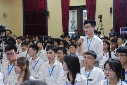 Sinh viên trao đổi tại buổi gặp gỡ với Chủ tịch Nick Clegg. 