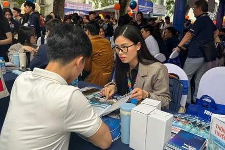 Thí sinh được tư vấn 1-1 tại gian tư vấn của các trường. 