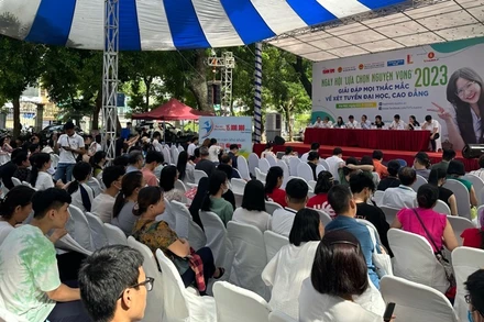 Nhiều băn khoăn, thắc mắc của học sinh và phụ huynh được giải đáp tại ngày hội.