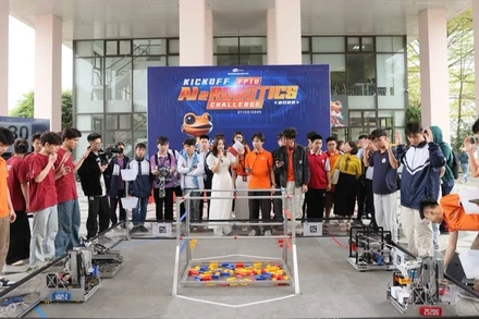 Các đội tuyển thuộc các trường trung học phổ thông trình diễn Robotics tại lễ khởi động cuộc thi. 