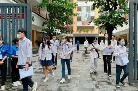 Thí sinh ra về sau buổi thi môn Ngữ văn tại điểm thi Trường trung học cơ sở Ngô Sỹ Liên (Hoàn Kiếm, Hà Nội).