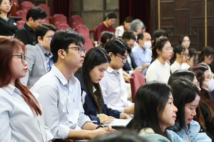 Tọa đàm khoa học với chủ đề “Việt Nam thịnh vượng trong kỷ nguyên mới”. 