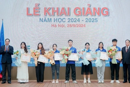 Trường đại học Hòa Bình khen thưởng các sinh viên có thành tích cao trong học tập và rèn luyện.