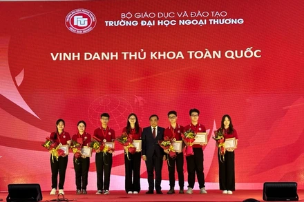 Hiệu trưởng Trường đại học Ngoại thương PGS, TS Bùi Anh Tuấn trao Giấy khen và Huy hiệu cho các thủ khoa toàn quốc trở thành tân sinh viên của trường năm 2023.