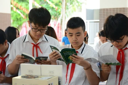 Học sinh đọc sách tại lễ phát động. 