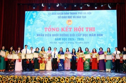 Thứ trưởng Bộ Giáo dục và Đào tạo Nguyễn Thị Kim Chi và Giám đốc Sở Giáo dục và Đào tạo Hà Nội Trần Thế Cương trao giấy khen cho các tập thể chỉ đạo xuất sắc hội thi. 