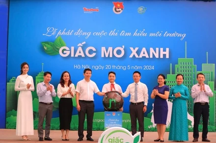 Các đại biểu thực hiện nghi thức phát động cuộc thi tìm hiểu môi trường "Giấc mơ xanh".