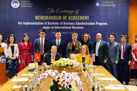 Các đại biểu chứng kiến Lễ trao Thỏa thuận hợp tác giữa hai trường. 