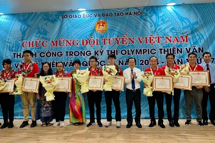 Giám đốc Sở Giáo dục và Đào tạo Hà Nội Trần Thế Cương trao giấy khen cho đoàn học sinh tham dự kỳ thi. 