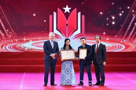 Bộ trưởng Giáo dục và Đào tạo Nguyễn Kim Sơn và Hiệu trưởng Trường Đại học Anh Quốc Việt Nam (BUV) Raymond Gordon trao giải cho tác giả đạt giải Đặc biệt.