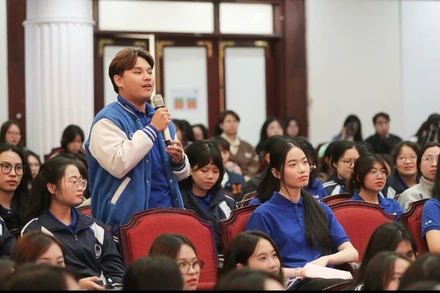 Sinh viên Đại học Quốc gia Hà Nội giao lưu và đặt câu hỏi cho Đại sứ Marc Knapper.