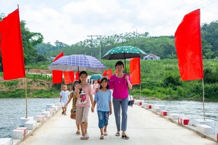 Cây cầu chính thức được đưa vào sử dụng trong niềm hân hoan của người dân và học sinh. 