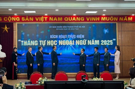 Đại diện Bộ Giáo dục và Đào tạo, Sở Giáo dục và Đào tạo Hà Nội cùng các đơn vị, nhà trường kích hoạt Tháng tự học ngoại ngữ năm 2025.