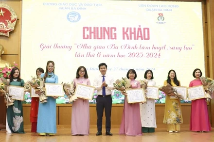 Chủ tịch Công đoàn ngành Giáo dục Hà Nội Đỗ Văn Nam trao giải Xuất sắc cho các nhà giáo.