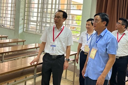 Thứ trưởng Giáo dục và Đào tạo Hoàng Minh Sơn kiểm tra công tác chuẩn bị tại điểm thi Trường trung học phổ thông Lương Ngọc Quyến (thành phố Thái Nguyên, tỉnh Thái Nguyên).