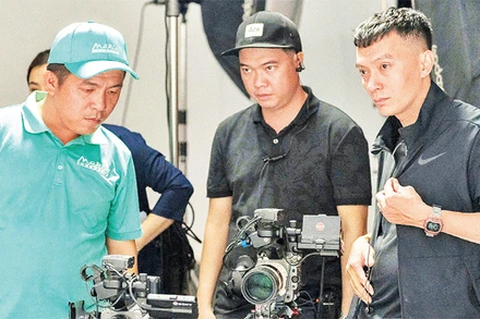 Đạo diễn Ngô Hòa (áo xanh) đi lên từ chuyên môn quay phim. (Ảnh Xứ Quảng Media) 