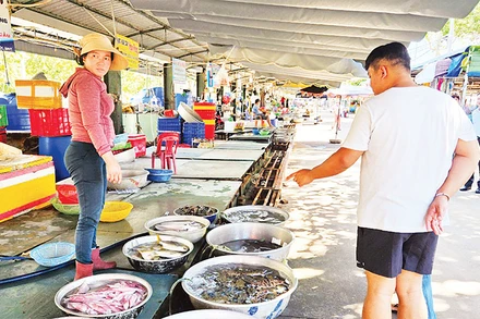 Chợ hải sản Hồ Tràm đã được chỉnh trang sạch đẹp, bán đúng giá niêm yết được nhiều du khách tới tham quan và mua hàng. 