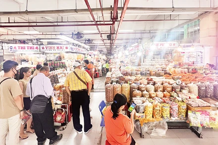 Mua sắm tại Trung tâm Thương mại dịch vụ An Ðông-Chợ An Ðông. 