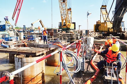 Trên công trường cầu Ðại Ngãi 2, phía huyện Cù Lao Dung, tỉnh Sóc Trăng. 