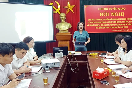 Hội nghị sinh hoạt chính trị, tư tưởng về tác phẩm "Kiên quyết, kiên trì đấu tranh phòng, chống tham nhũng, tiêu cực, góp phần xây dựng Ðảng và Nhà nước ta ngày càng trong sạch, vững mạnh" tại Chi bộ Tuyên giáo, huyện Phú Lương, tỉnh Thái Nguyên. (Ảnh ÐỨC THUẬN) 