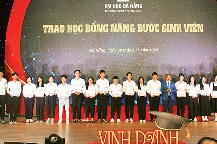 Ðại học Ðà Nẵng trao 60 suất học bổng Nâng bước sinh viên năm 2023. 