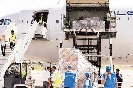 Hàng viện trợ được chuyển đến sân bay ở Beirut, Liban. (Ảnh TÂN HOA XÃ) 