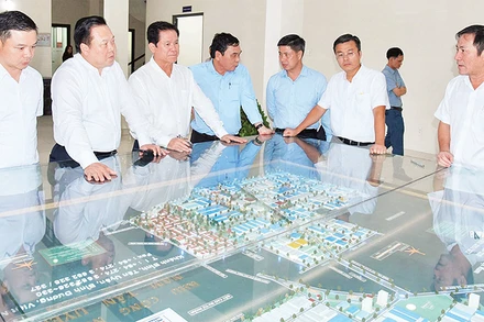 Lãnh đạo Ủy ban Quản lý vốn nhà nước tại doanh nghiệp và lãnh đạo VRG trao đổi về các dự án khu công nghiệp. 