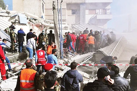 Hiện trường vụ không kích ở thủ đô Damas của Syria. (Ảnh TÂN HOA XÃ) 