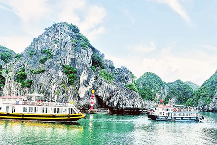 Tàu du lịch trên vịnh Lan Hạ-một trong những vịnh biển đẹp nhất thế giới thuộc Di sản thiên nhiên thế giới vịnh Hạ Long-quần đảo Cát Bà. 