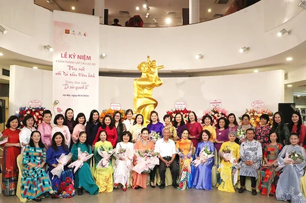 Các đại biểu tại Lễ kỷ niệm 4 năm thành lập Câu lạc bộ Phụ nữ với di sản văn hóa. 