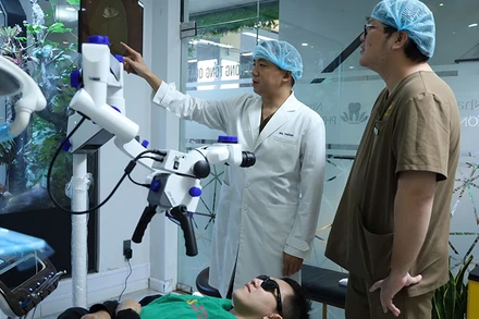 Khám bệnh tại phòng khám thuộc Công ty TNHH Một thành viên Nha khoa Phương Thành (TP Sa Ðéc, tỉnh Ðồng Tháp). 