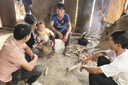 Ðại diện chính quyền địa phương đến nhà thăm hỏi, động viên người nghèo ở huyện Mù Cang Chải (Yên Bái). 