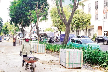 Thi công cải tạo, nâng cấp vỉa hè trên tuyến đường Nguyễn Thị Minh Khai, Quận 1. (Ảnh THẾ ANH) 