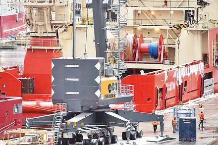 Tàu chất hàng tại cảng St John’s ở Canada. 