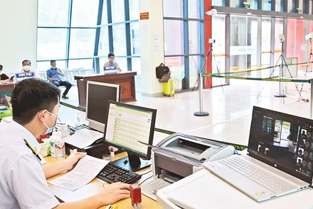 Kiểm dịch y tế đối với khách nhập cảnh tại Cửa khẩu quốc tế Hữu Nghị, tỉnh Lạng Sơn. (Ảnh MINH HÀ) 