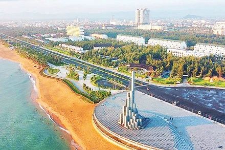 Quảng trường Tháp Nghinh Phong nằm bên bờ biển thành phố Tuy Hòa. (Ảnh TTXVN) 