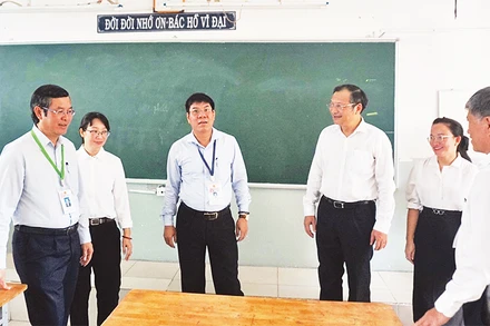 Ðoàn công tác của Bộ Giáo dục và Ðào tạo kiểm tra công tác chuẩn bị kỳ thi tốt nghiệp THPT năm 2024 tại Thành phố Hồ Chí Minh. 