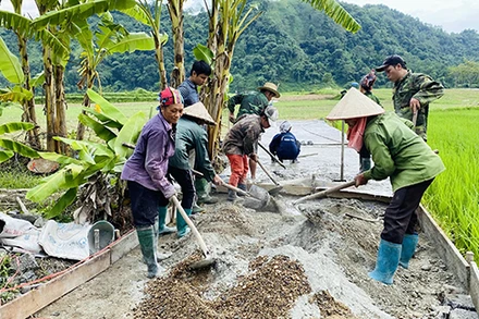 Ðổ bê-tông đường giao thông nông thôn tại xã Ðạo Ðức, huyện Vị Xuyên, tỉnh Hà Giang. (Ảnh QUỲNH ANH) 