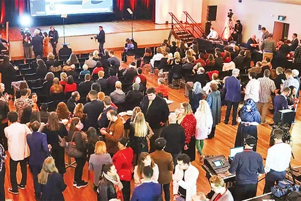 Cử tri New Zealand theo dõi tiến trình kiểm phiếu. (Ảnh AP) 