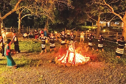 Các đội văn nghệ của mô hình du lịch cộng đồng biểu diễn phục vụ du khách. 