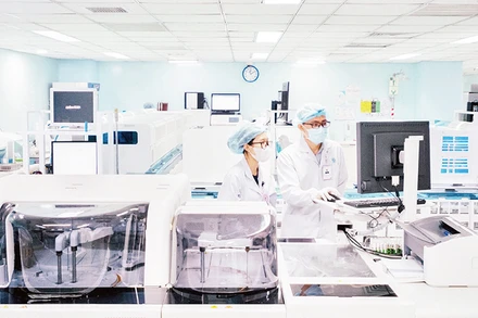 Bác sĩ khoa xét nghiệm, Bệnh viện Ðại học Y Dược Thành phố Hồ Chí Minh thực hiện quy trình xét nghiệm cho người bệnh. 