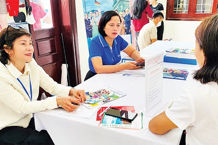 Tư vấn việc làm cho người lao động tại Phiên giao dịch và tư vấn việc làm huyện Ba Vì. (Ảnh THU THẢO) 