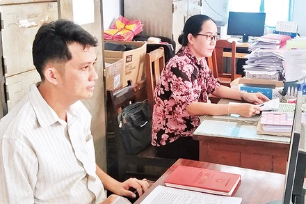 Bí thư Chi bộ ấp Bình Chiến Trần Minh Khiêm ứng dụng công nghệ thông tin, chuyển đổi số vào việc quản lý tại cơ sở mang lại hiệu quả tích cực. 