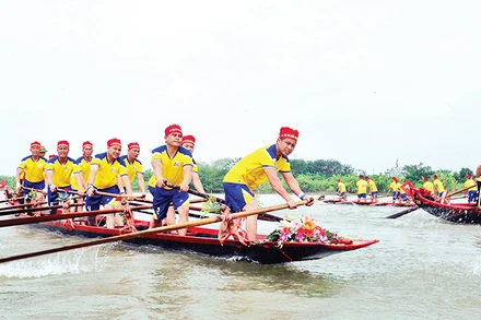 Hội bơi chải (Lễ hội chùa Keo Hành Thiện năm 2024) diễn ra trên sông Ninh Cơ, tỉnh Nam Ðịnh. (Ảnh Việt Thắng) 
