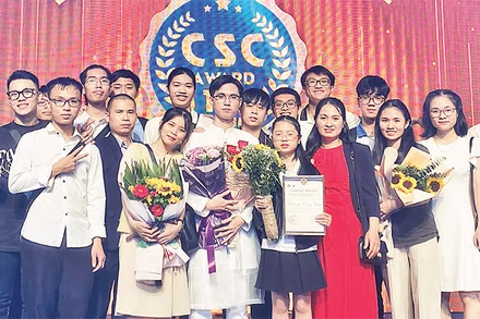 Dương Công Sơn (đứng giữa cầm hoa) tại lễ trao giải thưởng CSC Award. 