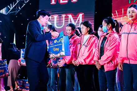 Chủ tịch Liên đoàn Lao động tỉnh Nghệ An trao quà Tết tặng công nhân có hoàn cảnh khó khăn. 