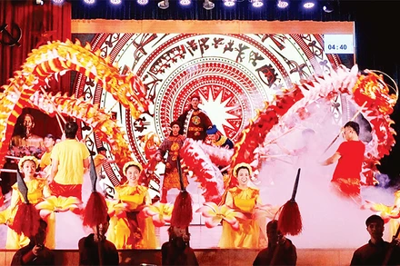 Tiết mục của đội Ðống Ða trong phần thi Chào hỏi. 